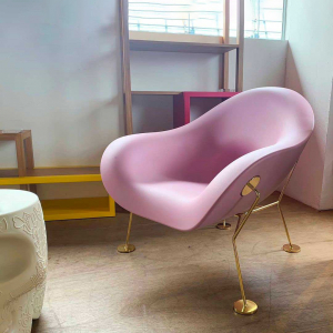 Кресло лаунж пластиковое Qeeboo Pupa Brass Base IN металл, полиэтилен латунь, розовый Фото 11