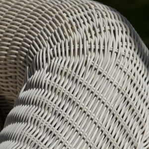 Столик плетеный со стеклом журнальный Skyline Design Calderan алюминий, искусственный ротанг, закаленное стекло белый Фото 5