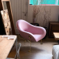 Кресло лаунж пластиковое Qeeboo Pupa Brass Base IN металл, полиэтилен латунь, розовый Фото 8
