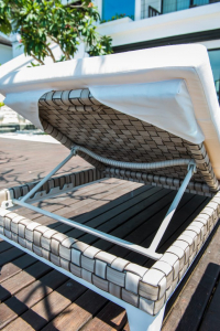 Шезлонг-лежак плетеный с матрасом Skyline Design Brafta алюминий, искусственный ротанг, sunbrella белый, бежевый Фото 11