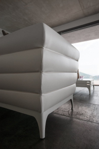Диван трехместный с подушками в стиле лаунж Roberto Serio Talenti Pad алюминий, ткань белый Фото 5