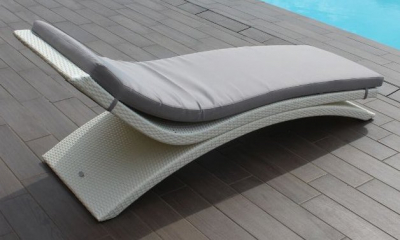 Лежак плетеный с матрасом Uniko Moorea алюминий, искусственный ротанг, ткань белый, жемчужно-серый Фото 1