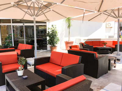 Кресло пластиковое плетеное с подушками Siesta Contract Monaco Lounge стеклопластик, полиэстер коричневый Фото 18
