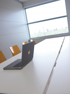 Стол со звукопоглощающей панелью PEDRALI Matrix Desk алюминий, ЛДСП, ткань белый, зеленый Фото 8