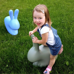 Стул пластиковый детский Qeeboo Rabbit Baby полиэтилен голубой Фото 8