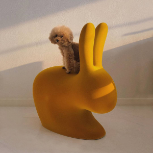 Стул пластиковый Qeeboo Rabbit Velvet Finish полиэтилен темно-золотой Фото 9