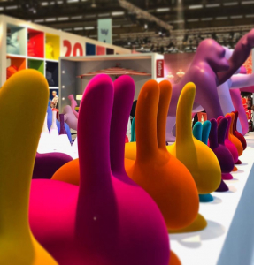Стул пластиковый Qeeboo Rabbit Velvet Finish полиэтилен темно-золотой Фото 18