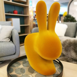 Стул пластиковый Qeeboo Rabbit Velvet Finish полиэтилен темно-золотой Фото 7