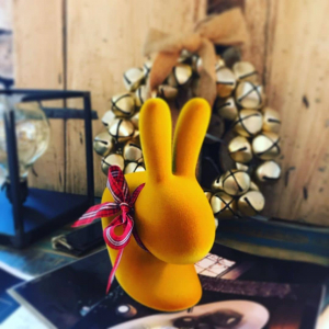 Стул пластиковый Qeeboo Rabbit Velvet Finish полиэтилен темно-золотой Фото 12
