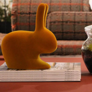 Стул пластиковый Qeeboo Rabbit Velvet Finish полиэтилен темно-золотой Фото 10