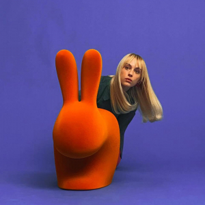 Стул пластиковый Qeeboo Rabbit Velvet Finish полиэтилен оранжевый Фото 7
