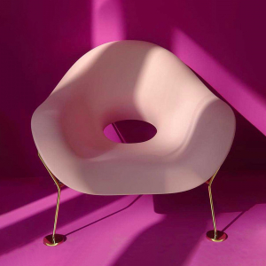 Кресло лаунж пластиковое Qeeboo Pupa Brass Base IN металл, полиэтилен латунь, розовый Фото 10