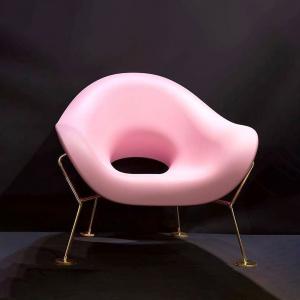 Кресло лаунж пластиковое Qeeboo Pupa Brass Base IN металл, полиэтилен латунь, розовый Фото 9