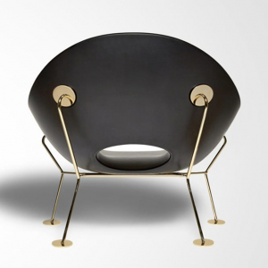 Кресло лаунж пластиковое Qeeboo Pupa Brass Base IN металл, полиэтилен латунь, черный Фото 6
