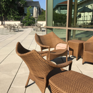 Столик плетеный кофейный JANUS et Cie Amari алюминий, искусственный ротанг известняковый Фото 5