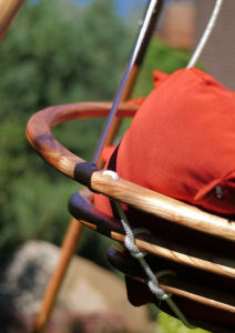 Кресло-качели подвесное деревянное с подушками Besta Fiesta Майя дерево, ткань коричневый, красный Фото 5
