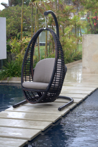 Кресло подвесное плетеное с подушками Skyline Design Heri алюминий, искусственный ротанг, sunbrella черный, бежевый Фото 6