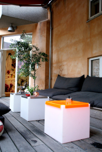 Стол пластиковый со стеклом светящийся SLIDE Kubo Plexi Lighting полиэтилен, органическое стекло белый, оранжевый Фото 6